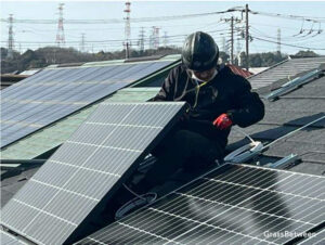 屋根葺き替え後の太陽光パネル設置風景画像